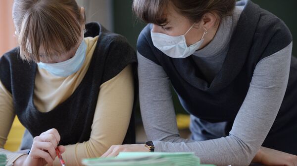 Девушки с медицинских масках, архивное фото - Sputnik Казахстан