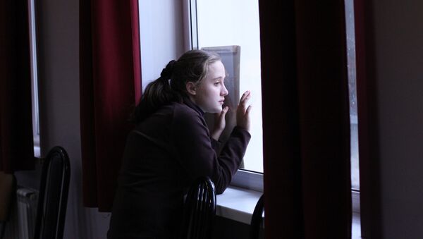 Архивное фото ученицы центра социальной реабилитации с диагнозом аутизм во время перерыва между занятиями - Sputnik Казахстан