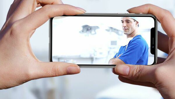 Пациент фотографирует доктора на камеру мобильного телефона, иллюстративное фото - Sputnik Казахстан
