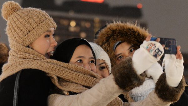 Девушки фотографируются на мобильный телефон, архивное фото - Sputnik Казахстан