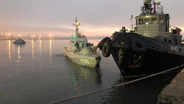 Задержанные украинские корабли доставлены в порт Керчи - Sputnik Казахстан