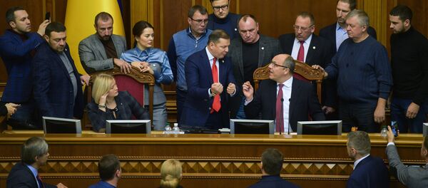 Заседание Верховной рады Украины. На фоне инцидента с нарушением российской границы украинскими кораблями Совет национальной безопасности и обороны (СНБО) Украины принял решение ввести военное положение на территории страны на 60 суток - Sputnik Казахстан