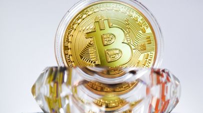 Сувенирная монета криптовалюты биткойн в MaRSe Bitcoin Center в Москве.