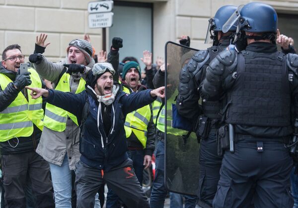 Акция протестов автомобилистов желтые жилеты в Париже  - Sputnik Казахстан