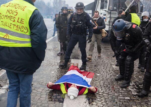 Акция протестов автомобилистов желтые жилеты в Париже  - Sputnik Казахстан