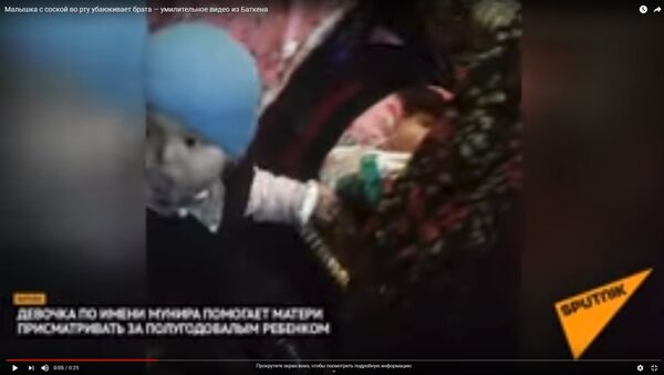 Малышка помогает убаюкать брата - видео - Sputnik Казахстан