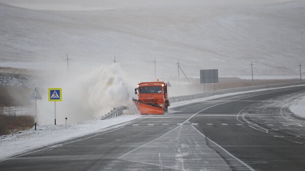 Уборка снега на зимней трассе, архивное фото - Sputnik Казахстан