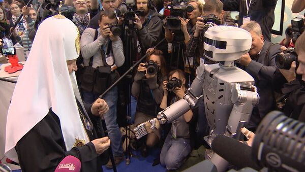 Робот Федор протянул руку Патриарху Кириллу на выставке православного форума - Sputnik Казахстан