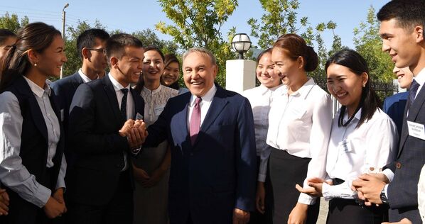 Президент Казахстана Нурсултан Назарбаев со студентами - Sputnik Казахстан