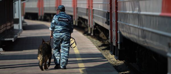 Сотрудник полиции с собакой, архивное фото - Sputnik Казахстан