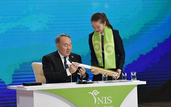 Президент Казахстана Нурсултан Назарбаев поздравил учащихся и педагогов с десятилетием организации образования Назарбаев интеллектуальные школы - Sputnik Казахстан