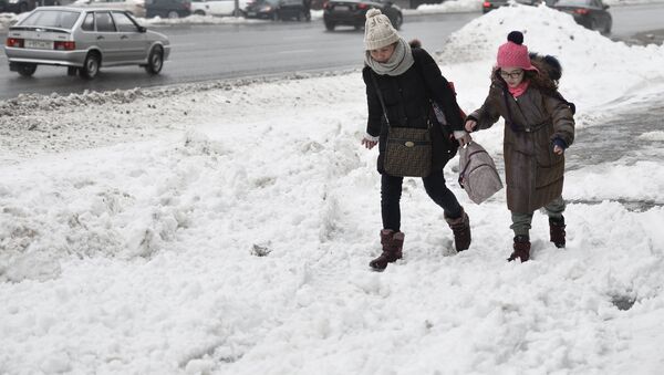 Пешеходы идут по глубокому снегу, архивное фото - Sputnik Казахстан