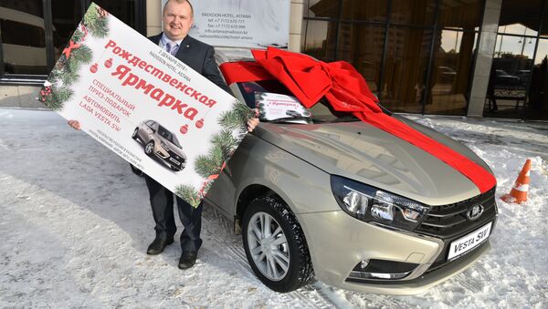 Максим Жидков выиграл автомобиль от посольства РФ на Рожественской ярмарке в Астане - Sputnik Казахстан