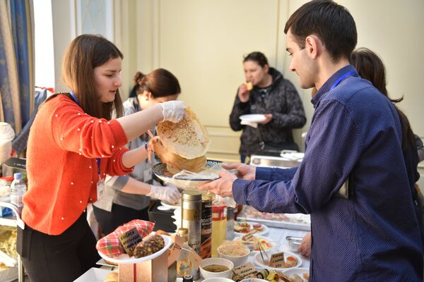 В Астане прошла ежегодная благотворительная ярмарка, которую традиционно устраивают жены послов - Sputnik Казахстан