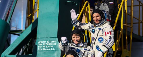Члены основного экипажа МКС-58/59 (снизу вверх): космонавт Роскосмоса Олег Кононенко, астронавт НАСА Энн МакКлейн и астронавт Канадского космического агентства Давид Сен-Жак перед стартом ракеты-носителя - Sputnik Казахстан