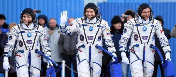 Члены основного экипажа МКС-58/59 (справа налево): астронавт Канадского космического агентства Давид Сен-Жак, космонавт Роскосмоса Олег Кононенко и астронавт НАСА Энн МакКлейн перед стартом ракеты-носителя Члены основного экипажа МКС-58/59 (справа налево): астронавт Канадского космического агентства Давид Сен-Жак, космонавт Роскосмоса Олег Кононенко и астронавт НАСА Энн МакКлейн перед стартом ракеты-носителя - Sputnik Казахстан
