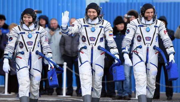 Члены основного экипажа МКС-58/59 (справа налево): астронавт Канадского космического агентства Давид Сен-Жак, космонавт Роскосмоса Олег Кононенко и астронавт НАСА Энн МакКлейн перед стартом ракеты-носителя - Sputnik Казахстан