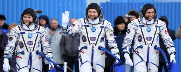 Члены основного экипажа МКС-58/59 (справа налево): астронавт Канадского космического агентства Давид Сен-Жак, космонавт Роскосмоса Олег Кононенко и астронавт НАСА Энн МакКлейн перед стартом ракеты-носителя Члены основного экипажа МКС-58/59 (справа налево): астронавт Канадского космического агентства Давид Сен-Жак, космонавт Роскосмоса Олег Кононенко и астронавт НАСА Энн МакКлейн перед стартом ракеты-носителя - Sputnik Казахстан