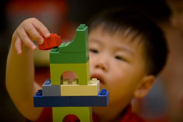 Ребенок играет с конструктором - Sputnik Казахстан