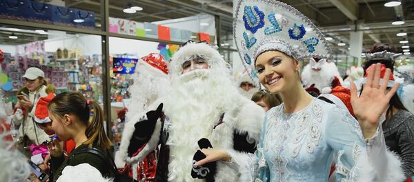 Парад Дедов Морозов прошел в одном из ТРЦ в Алматы Парад Дедов Морозов прошел в одном из ТРЦ в Алматы - Sputnik Казахстан