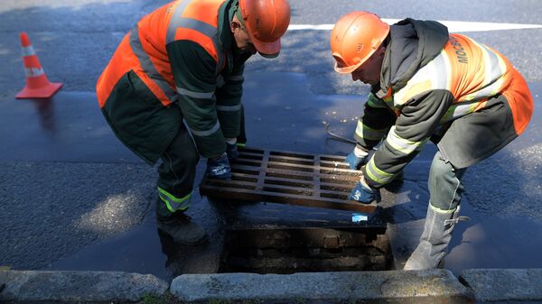 Замена канализационного люка, архивное фото - Sputnik Казахстан
