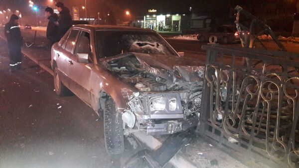 Авто смяло металлическую ограду на Рыскулова - Sputnik Казахстан