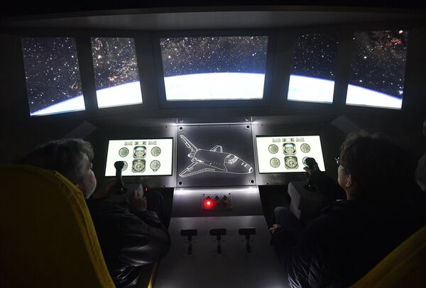Приборная панель космического корабля Буран, выставленного на территории ВДНХ в Москве Приборная панель космического корабля Буран, выставленного на территории ВДНХ в Москве - Sputnik Казахстан