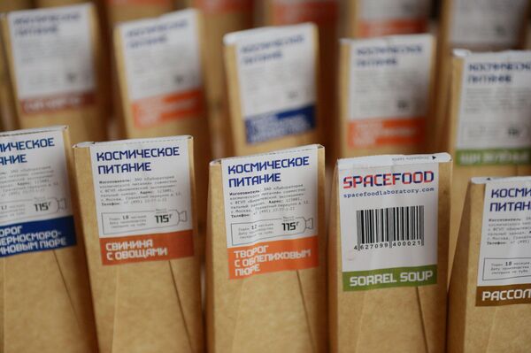 Пакеты с космическим питанием, которое используется на транспортных кораблях и орбитальных станциях, в павильоне Космос на ВДНХ Пакеты с космическим питанием, которое используется на транспортных кораблях и орбитальных станциях, в павильоне Космос на ВДНХ - Sputnik Казахстан