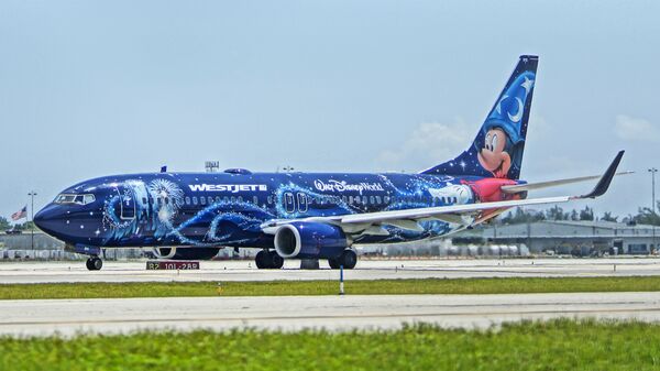 Самолет авиакомпании WestJet с ливреей в диснеевской раскраске - Sputnik Казахстан