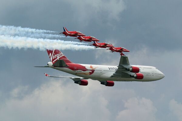 Самолет Boeing 747-400 авиакомпании Virgin и пилотажная группа Королевских ВВС Великобритании Красные Стрелы - Sputnik Казахстан