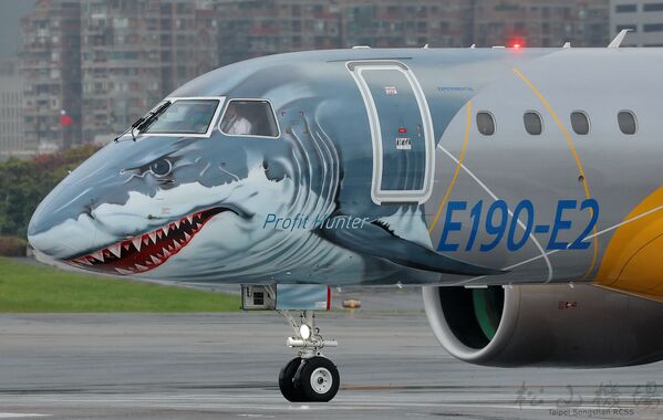 Самолет Embraer-190 нового поколения E2 с ливреей в виде акулы - Sputnik Казахстан