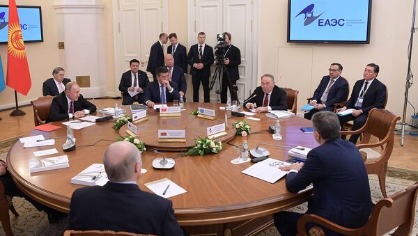 Президент Казахстана Нурсултан Назарбаев принял участие в заседании Высшего Евразийского экономического совета - Sputnik Казахстан