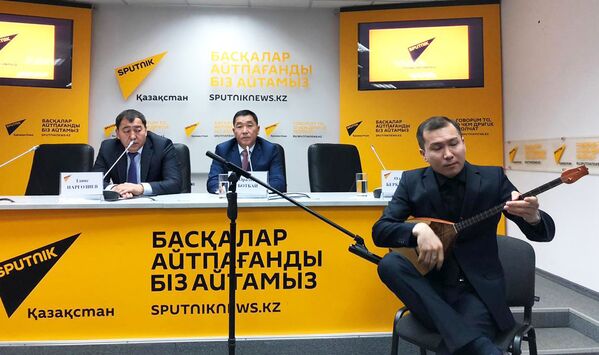 Темир Дулат исполняет на домбре новый казахский кюй в пресс-центре Sputnik Казахстан - Sputnik Казахстан