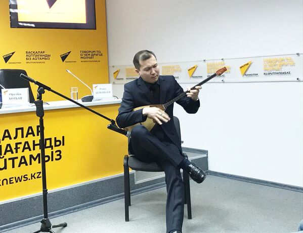 Темир Дулат исполняет на домбре новый казахский кюй в пресс-центре Sputnik Казахстан - Sputnik Казахстан
