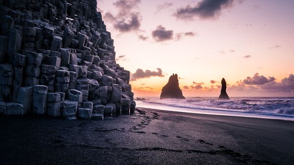 Рассвет на ппяже Рейнисфьяра с черным вулканическим песком в Исландии - Sputnik Казахстан