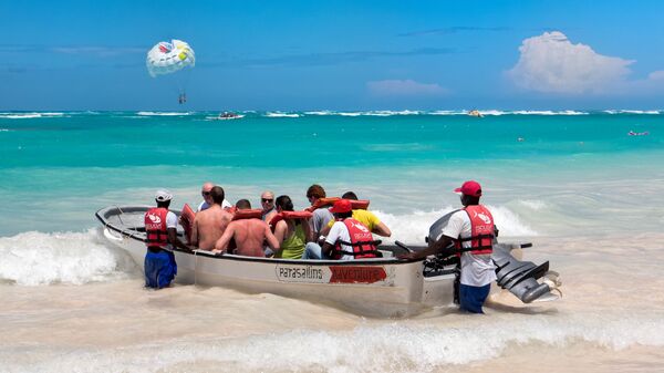 Туристы в лодке на пляже в Доминикане - Sputnik Казахстан
