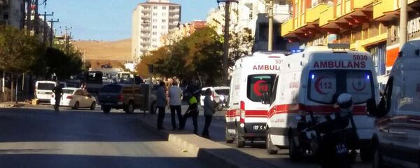 Машины скорой помощи и полиция возле места взрыва после того, как террористы-смертники взорвали себя в городе Газиантеп на юго-востоке Турции - Sputnik Казахстан