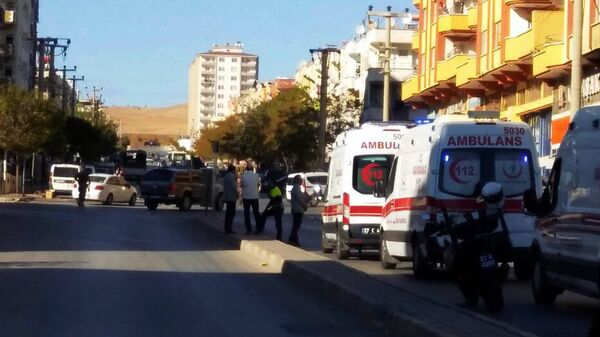 Машины скорой помощи и полиция возле места взрыва после того, как террористы-смертники взорвали себя в городе Газиантеп на юго-востоке Турции - Sputnik Казахстан