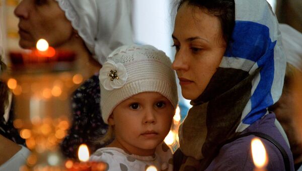 Мать и ребенок в церкви - Sputnik Казахстан
