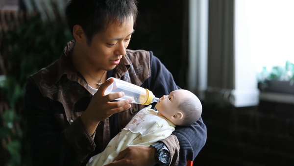 Курс молодого отца, или Как японские мужчины учатся ухаживать за младенцами - Sputnik Казахстан