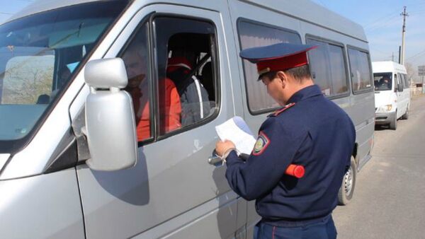 Полицейский выписывает штраф, архивное фото - Sputnik Казахстан