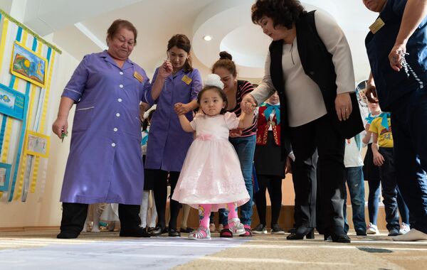 Казахский обряд тұсау кесер (обрезание пут) Казахский обряд тұсау кесер (обрезание пут) - Sputnik Казахстан