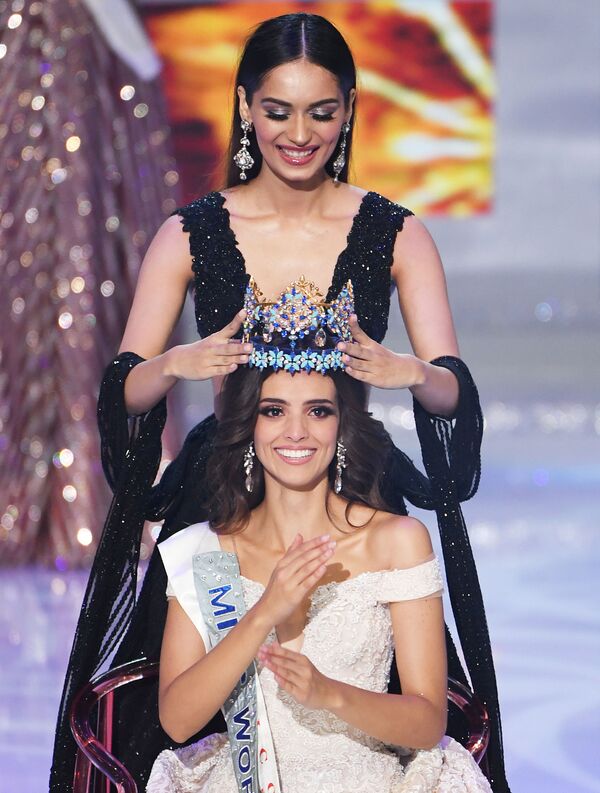 Мисс Мексика Ванесса Понс де Леон принимает корону из рук Мисс Мира-2017 Мануши Чхиллар в финале конкурса Мисс Мира-2018 в Китае - Sputnik Казахстан