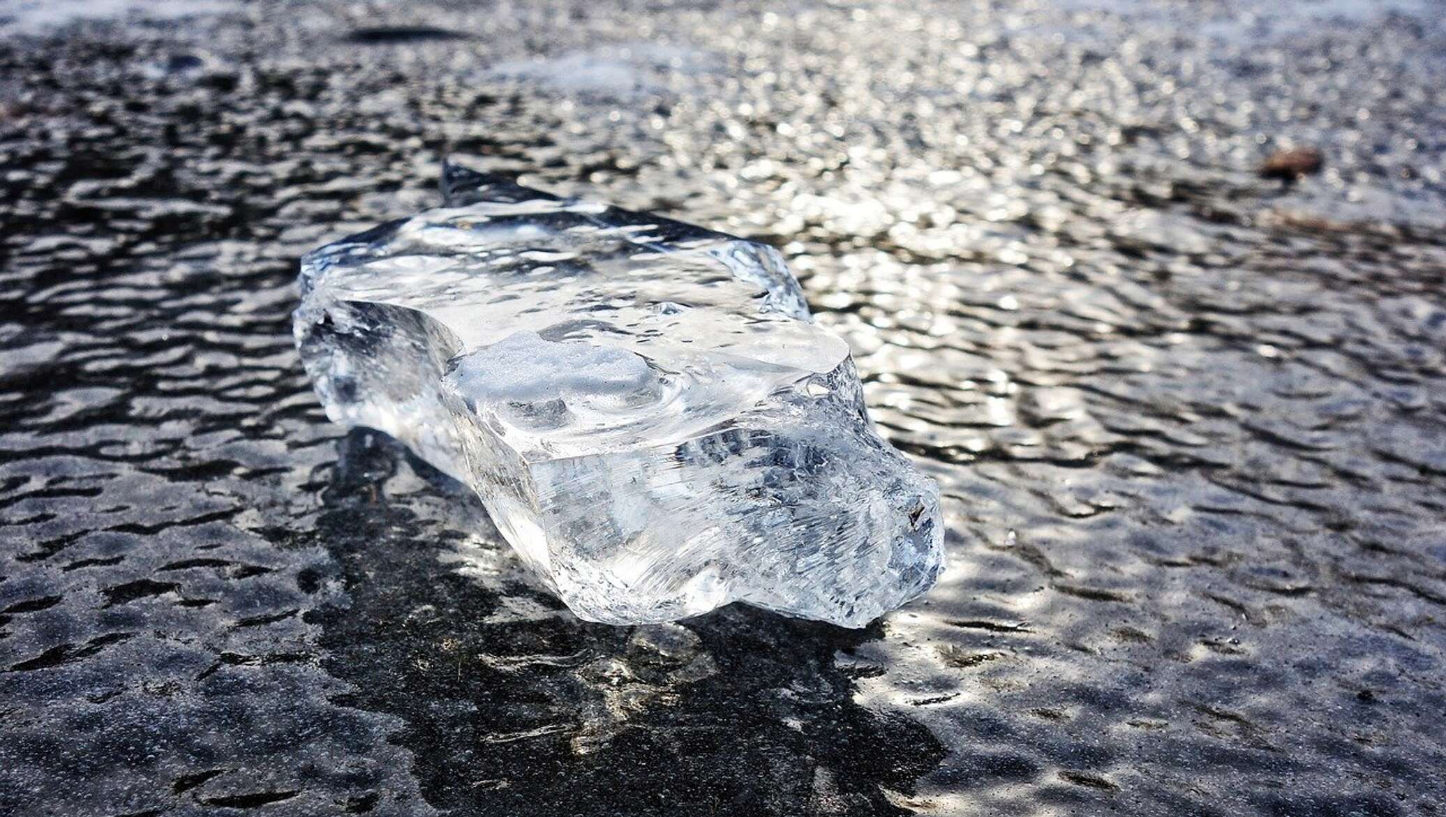 Лед разбивается. Замерзшая вода. Разбитый лед. Кусок льда. Кусочки льда.