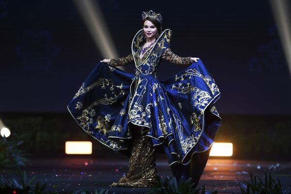 Представительница России во время показа национальных костюмов в рамках конкурса Мисс Вселенная 2018 в Таиланде - Sputnik Казахстан