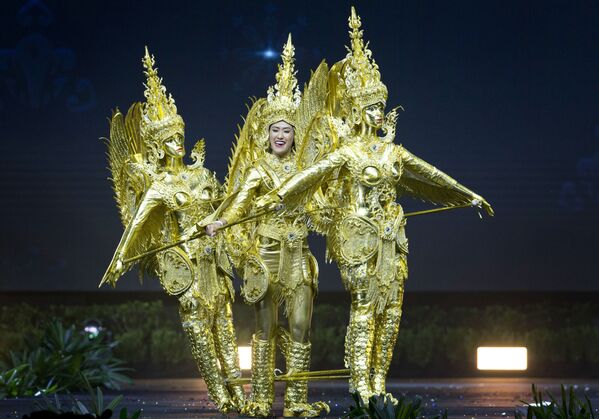 Представительница Лаоса во время показа национальных костюмов в рамках конкурса Мисс Вселенная 2018 в Таиланде - Sputnik Казахстан