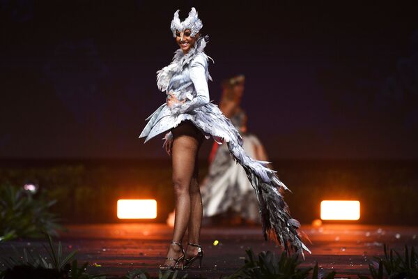 Представительница Южной Африки во время показа национальных костюмов в рамках конкурса Мисс Вселенная 2018 в Таиланде - Sputnik Казахстан