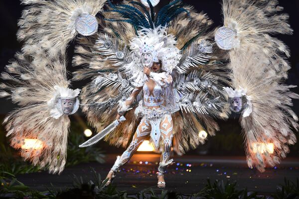 Представительница Сальвадора во время показа национальных костюмов в рамках конкурса Мисс Вселенная 2018 в Таиланде - Sputnik Казахстан