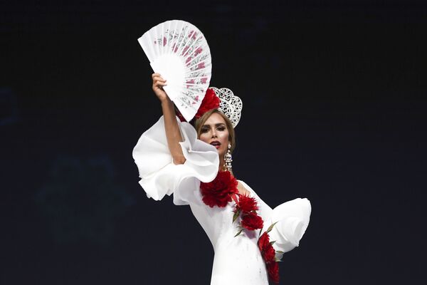 Представительница Испании во время показа национальных костюмов в рамках конкурса Мисс Вселенная 2018 в Таиланде - Sputnik Казахстан