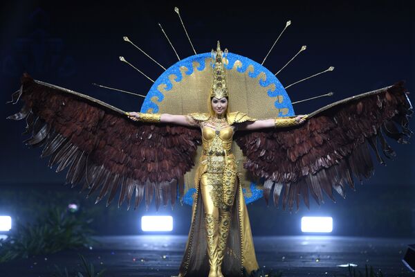 Представительница Казахстана во время показа национальных костюмов в рамках конкурса Мисс Вселенная 2018 в Таиланде - Sputnik Казахстан